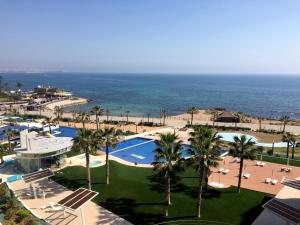 Bazén v ubytovaní SEA SENSES - Punta Prima - VISTA AL MAR alebo v jeho blízkosti
