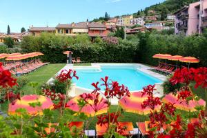 Bazén v ubytování Hotel Romantic nebo v jeho okolí