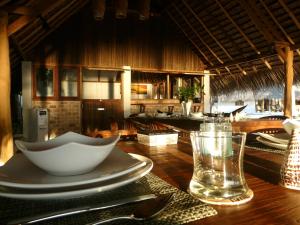 una mesa con un tazón y un vaso en ella en T-Land Resort, en Nembrala