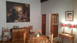 a room with a table and chairs and a painting on the wall at Kambro Kind in Sutherland