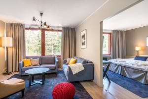 ein Hotelzimmer mit einem Schlafzimmer und einem Bett in der Unterkunft Hotel Korpilampi in Espoo