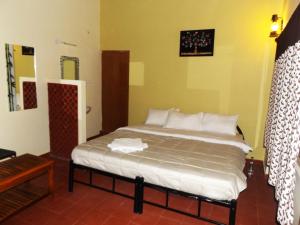 1 dormitorio con 1 cama en una habitación en Silent Wild, en Masinagudi