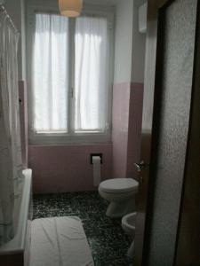 ラパッロにあるBelvedere NO AIR CONDITIONINGのバスルーム(トイレ付)、窓が備わります。