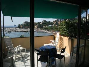 ラパッロにあるBelvedere NO AIR CONDITIONINGの港の景色を望むパティオ(椅子、テーブル付)