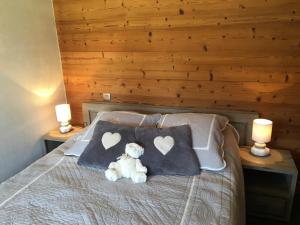 A bed or beds in a room at Chalet Clos Moccand