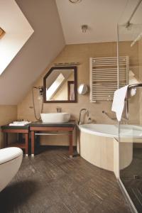 een badkamer met een wastafel en een bad bij Wieniawa in Leszno