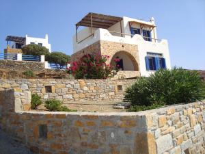 Agios DimitriosにあるWide sea Maisonetteの石垣上の家