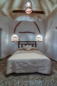 Кровать или кровати в номере Cueva El Murallon Benamaurel