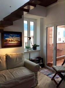 ein Wohnzimmer mit einem Sofa und einigen Fenstern in der Unterkunft Arias - la suite del Duomo in Cefalú