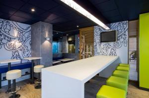 a conference room with a white table and green chairs at Ibis Budget Madrid Calle Alcalá in Madrid