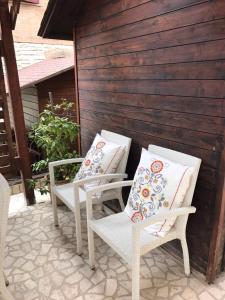 two wicker chairs with pillows sitting on a patio at C'era una volta in Asciano