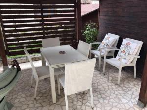 een witte tafel en stoelen op een patio bij C'era una volta in Asciano