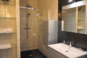 a bathroom with a sink and a shower at Villa Valflor chambres d'hôtes et appartements in Marseille