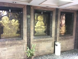 ein Gebäude mit goldenen Statuen an der Wand in der Unterkunft Nalanda Hotel in Jamshedpur