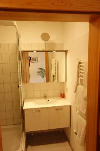 ein Bad mit einem Waschbecken und einem Spiegel in der Unterkunft Weingut Primus Südsteiermark in Spielfeld