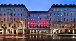 een groot gebouw wordt 's nachts verlicht bij Lux 11 Berlin-Mitte in Berlijn