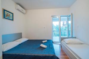Postel nebo postele na pokoji v ubytování Apt White Idyll, 3 bedrooms, 3 bathrooms, terrace apt
