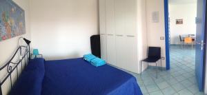 パエストゥムにあるMirandhouseのベッドルーム1室(青い毛布付きのベッド1台付)
