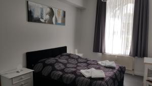 ein Schlafzimmer mit einem Bett mit zwei Handtüchern darauf in der Unterkunft Altstadtloft Lüneburg in Lüneburg