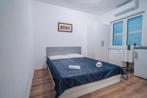 Postel nebo postele na pokoji v ubytování Apt White Idyll, 3 bedrooms, 3 bathrooms, terrace apt