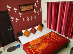 - une chambre dotée d'un lit avec un mur rouge dans l'établissement Haveli Taragarh Palace, à Bundi