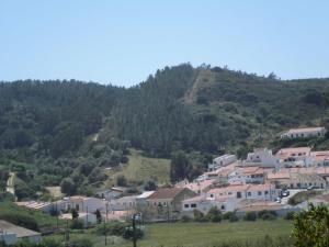 un pueblo en una colina con casas en Casa Riqueta Silva, en Bordeira