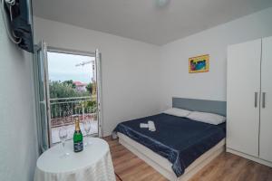 Postel nebo postele na pokoji v ubytování Apt White Idyll, 3 bedrooms, 3 bathrooms, terrace apt