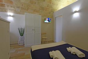 ein Schlafzimmer mit einem Bett und Hausschuhen darauf in der Unterkunft Il Viandante in Polignano a Mare