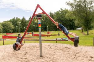 Dois rapazes a brincar no recreio. em Seläter Camping em Strömstad