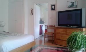 - une chambre avec un lit et une télévision à écran plat dans l'établissement Cavalerie, à Colmar