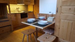 Köök või kööginurk majutusasutuses Relaxing confortable studio, heated garage, skiroom