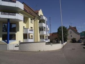 Budova, kde se apartmán nachází + 2 fotografie