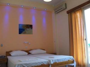 Un pat sau paturi într-o cameră la Hotel Marmarinos