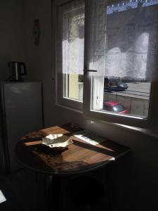 コルマールにあるCavalerieの窓付きの暗室のテーブル