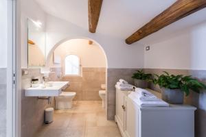 ein Bad mit einem Waschbecken und einem WC in der Unterkunft My Spanishsteps in Rom