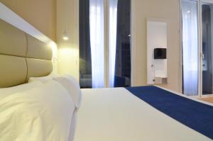 A bed or beds in a room at Hotel Miau