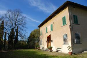 a building with green shutters and a bench in a yard at Villa Del Rimedio in Fucecchio +24 photos