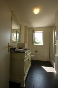 uma casa de banho com um lavatório e um espelho em Waldcafé Hotel Restaurant em Baden-Baden