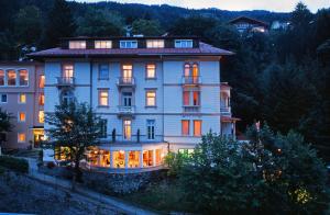 Nespecifikovaný výhled na hory nebo výhled na hory při pohledu z hotelu