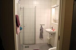 W łazience znajduje się prysznic i umywalka. w obiekcie Östra Flygeln Bunge Vandrarhem w mieście Fårösund