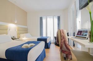 A television and/or entertainment centre at Hotel Miau
