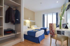 A bed or beds in a room at Hotel Miau