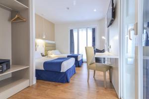 A bed or beds in a room at Hotel Miau