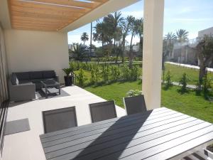 a patio with a table and chairs on a porch at Vila Paradis 18 in Villajoyosa