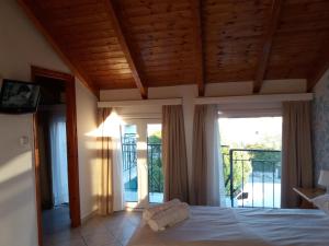 - une chambre avec un lit et un balcon dans l'établissement Chloe attic, à Agia Effimia