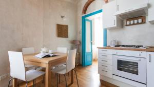 ミラノにあるItalianway-Pastrengo 11のキッチン(木製テーブル、白い椅子付)