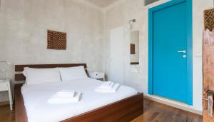 ミラノにあるItalianway-Pastrengo 11のベッドルーム1室(白いベッド1台、青いドア付)