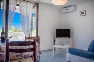 TV a/nebo společenská místnost v ubytování Apartments Jadranovo