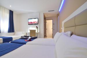 A bed or beds in a room at Hotel Miau