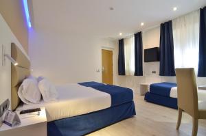 A television and/or entertainment centre at Hotel Miau